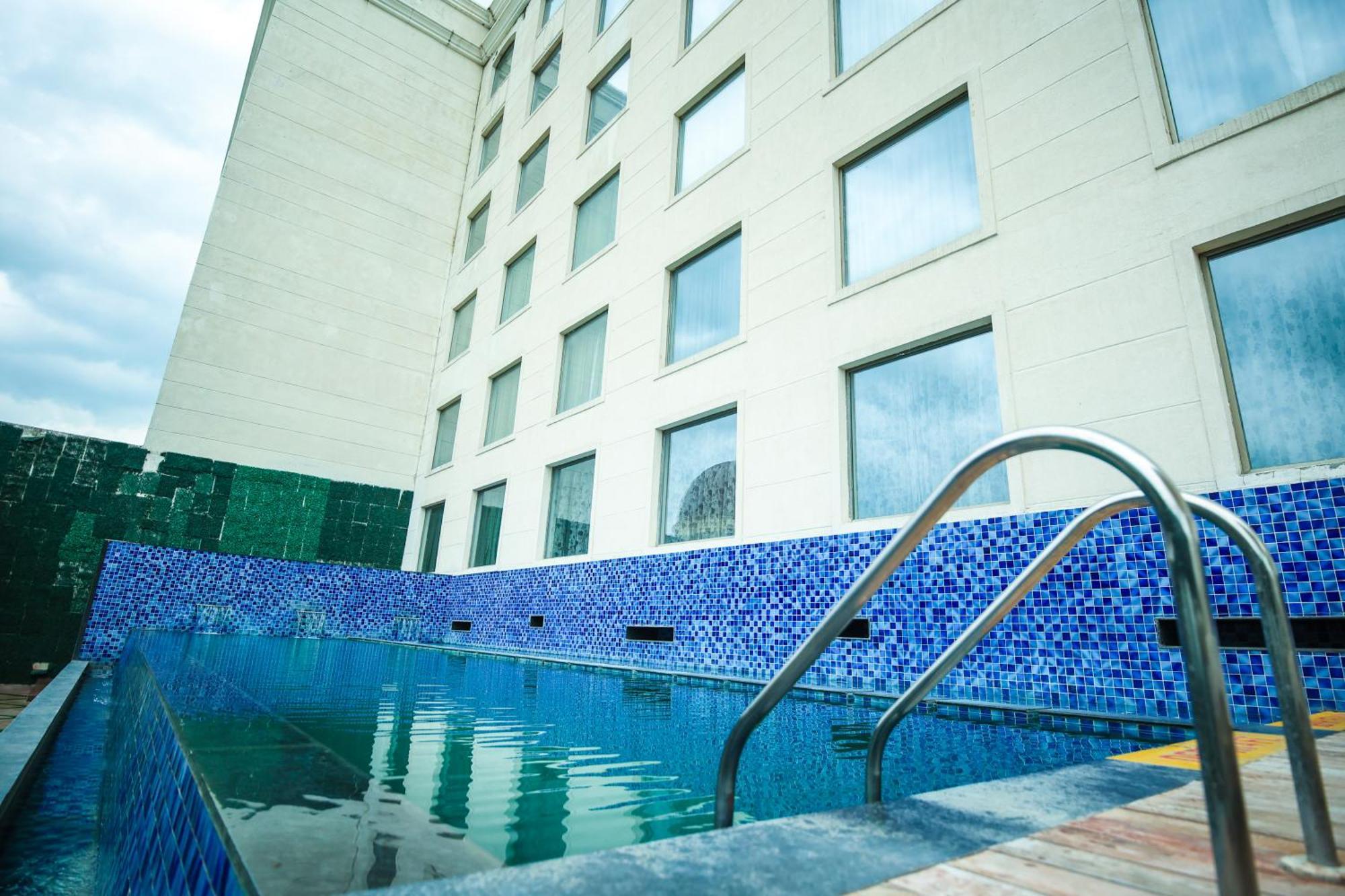 فندق Ramada Plaza By Wyndham لاكناو المظهر الخارجي الصورة